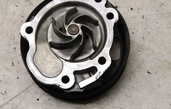 Suzuki Swift III Water pump S23-69L