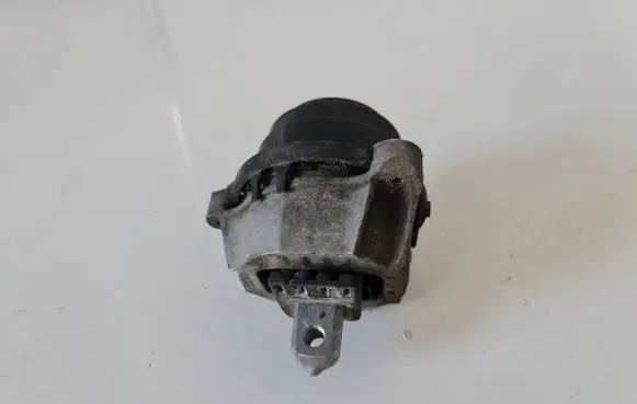 BMW 5 G30 G31 Engine mount bracket 6878247
