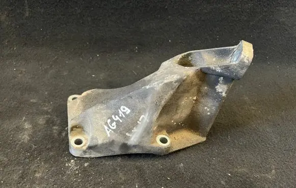 Volkswagen PASSAT B5.5 Engine mounting bracket