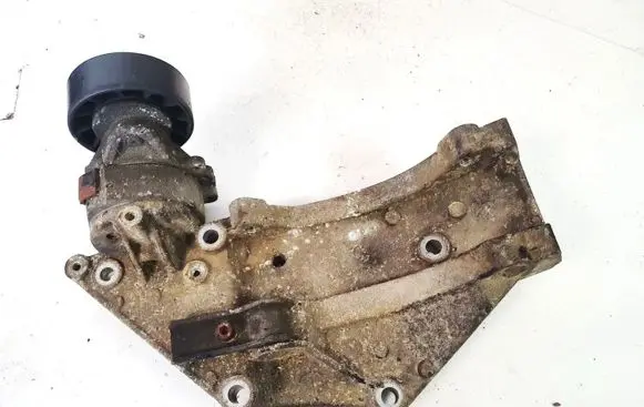 Volvo V50 Engine mounting bracket 9682367380