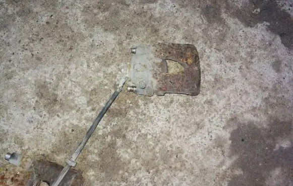 Volkswagen Golf IV Front brake caliper