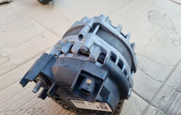 Renault Megane IV Generator/alternator 231004742R FG18T1732714141B