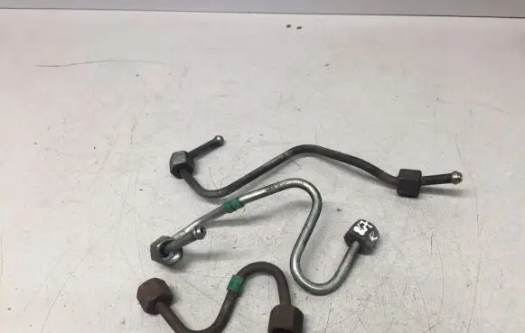 Fuel injector supply line/pipe