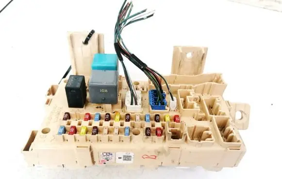 Toyota Avensis T250 Fuse box set 82641CA010F 82641-CA010F