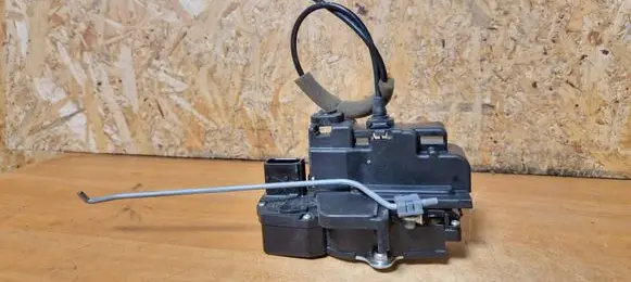 Opel Antara Front door lock A046818