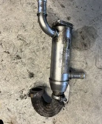 Land Rover Discovery 3 - LR3 EGR valve cooler 4R8Q9Y493AJ 215972309