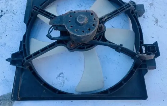 Mazda 323 Radiator cooling fan shroud