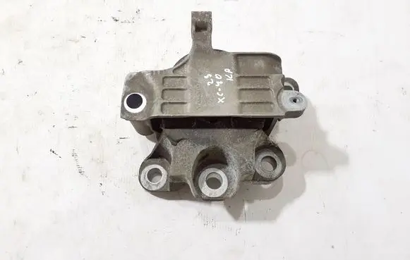 Volvo XC40 Engine mount bracket 32139920
