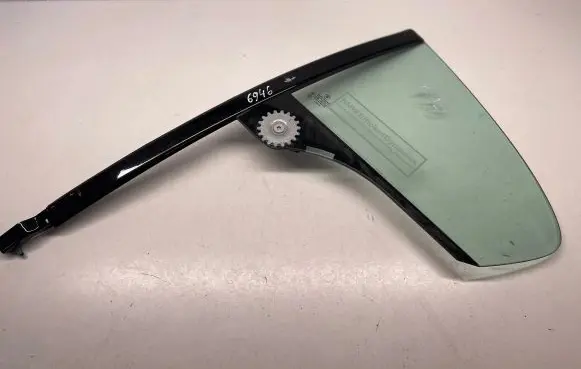 Rear vent window glass