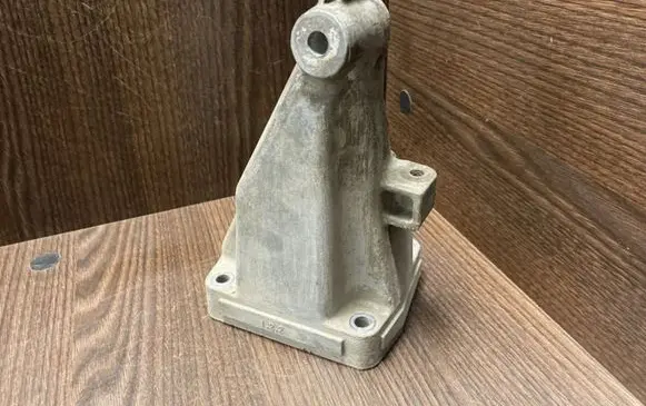 Mercedes-Benz Vito Viano W639 Engine mount bracket 6462230204