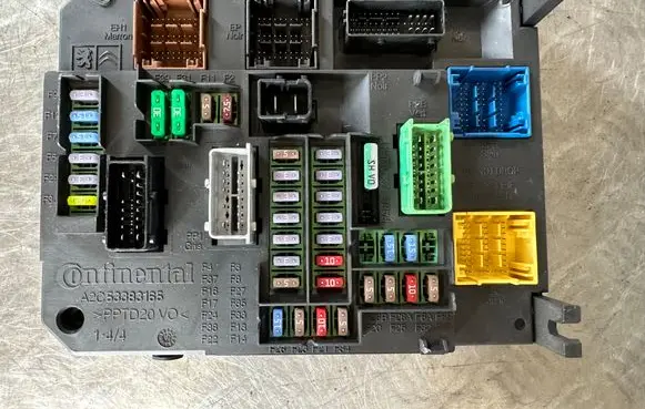 Citroen C4 II Picasso Fuse module 9806687980