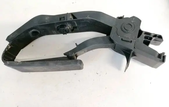 Mercedes-Benz E W211 Accelerator throttle pedal A2113000404