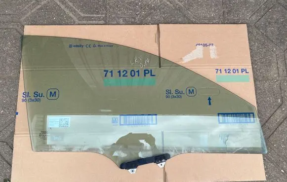 Honda CR-V Front door window glass four-door