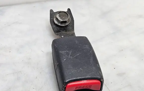 Mitsubishi Grandis Rear seatbelt buckle G3420