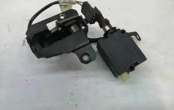 BMW 5 E39 Tailgate window lock/catch/latch 8238469