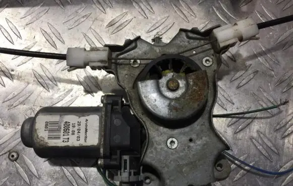 Nissan Almera N16 Front door window regulator motor 400601t3