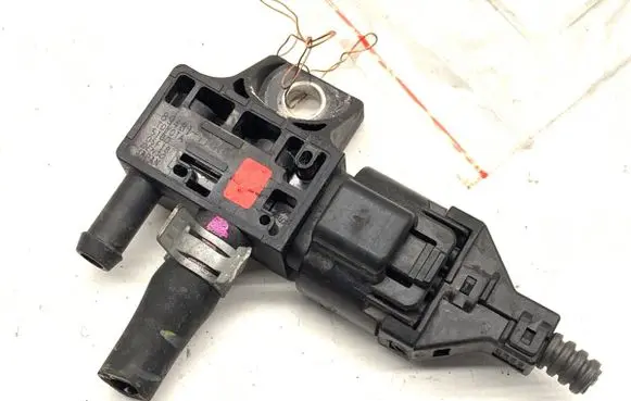 Toyota Camry VIII XV70 Fuel pressure regulator 89481-71010