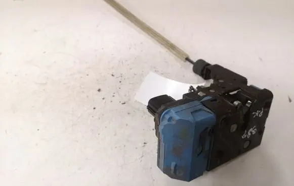 Volvo V70 Front door lock 8650544