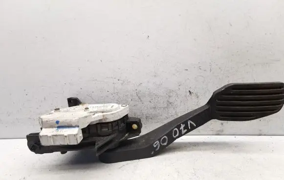 Volvo V70 Accelerator throttle pedal 30683517