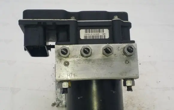 Skoda Fabia Mk2 (5J) ABS Pump 6R0614117F 0265232276 6R0907379J