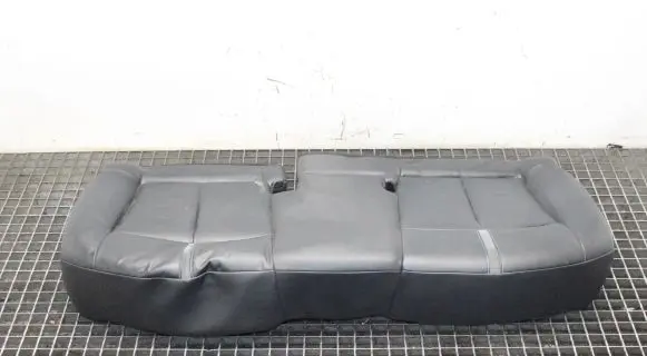 Nissan Leaf II (ZE1) Rear seat 