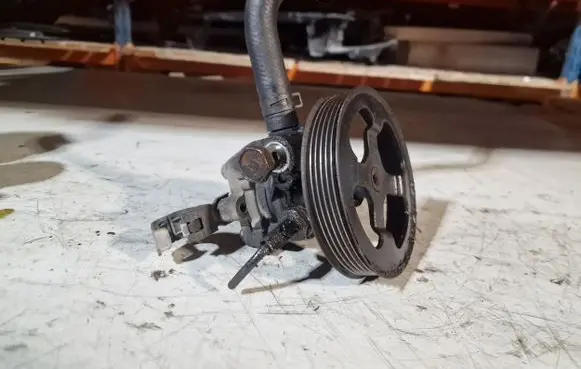 Mitsubishi Outlander Power steering pump
