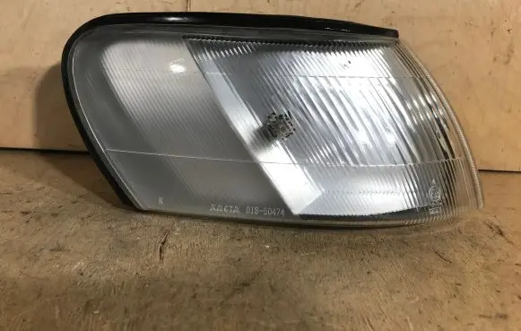 Toyota Corolla E100 Front indicator light 01850474 XACTA 12387