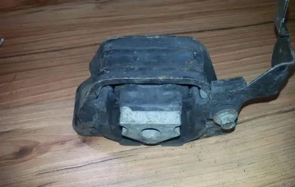 Chrysler Neon I Engine mount bracket 4668200
