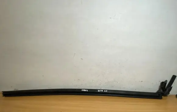 Mercedes-Benz E A207 Front door rubber seal A2077250165 C1014