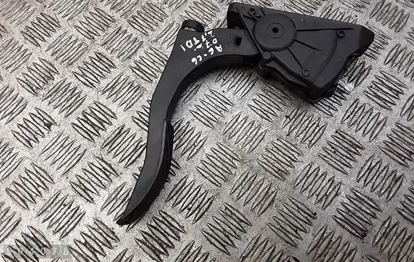 Accelerator throttle pedal