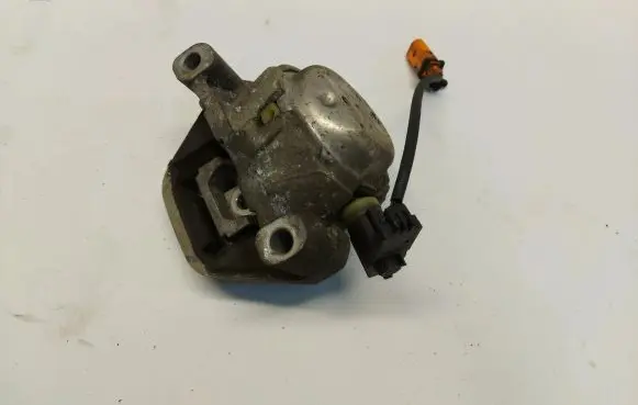 Engine mount vacuum valve