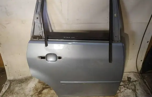 Ford C-MAX I Rear door pilkos