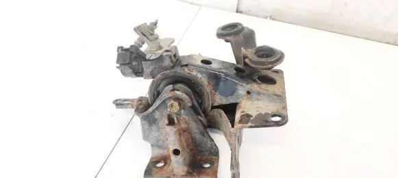 Nissan Primera Engine mount bracket