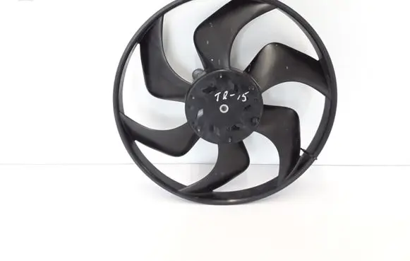 Radiator cooling fan shroud