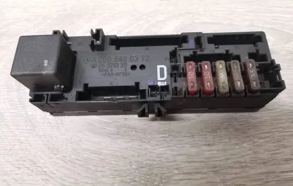 Mercedes-Benz E W210 Fuse box set A0005400372 05376120