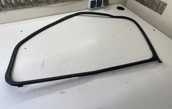 Opel Vivaro Rubber seal front coupe door window 