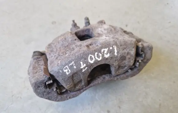 Mitsubishi L200 Front brake caliper