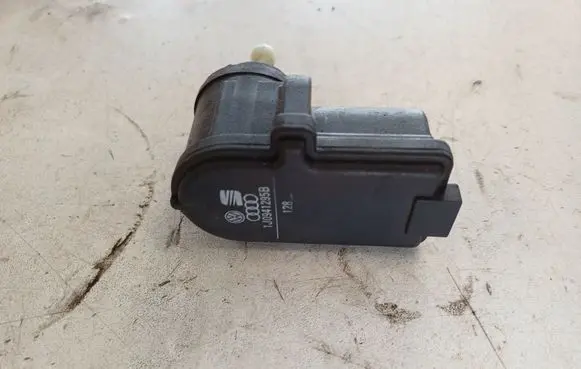 Volkswagen Golf Plus Headlight level adjustment motor 1J0941295B