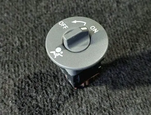 Passenger airbag on/off switch