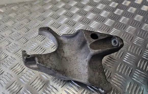 Audi A8 S8 D3 4E Engine mounting bracket 4E0199370T