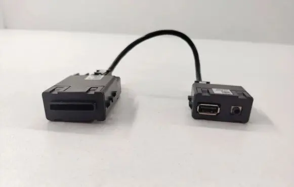 Opel Astra J USB socket connector 13350041 13360040