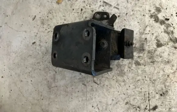 Nissan Navara D22 Engine mount bracket 11220VK510