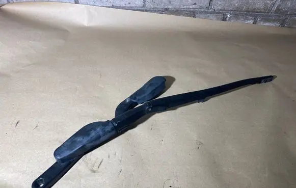 BMW 7 E65 E66 Front wiper blade arm 61617113206