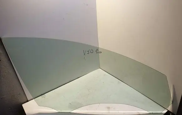 Volvo V50 Front door window glass four-door 43R001105 E000186