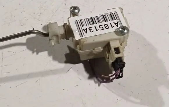 Volkswagen Polo IV 9N3 Central locking motor Y070020N07750