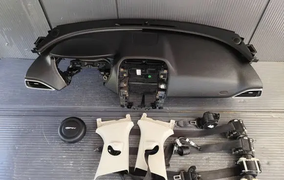 Jaguar XE Dashboard XE760KONSOLA