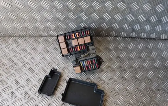 Jaguar XJ X308 Fuse module LNF2822BA LNE2800AA