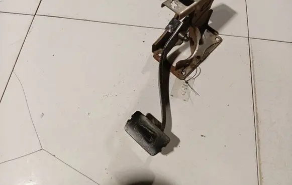 Chrysler Sebring (JS) Brake pedal 