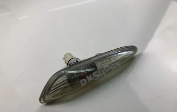 Front fender indicator light