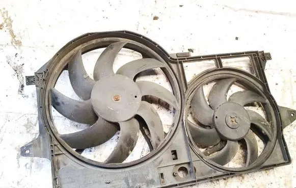 Radiator cooling fan shroud